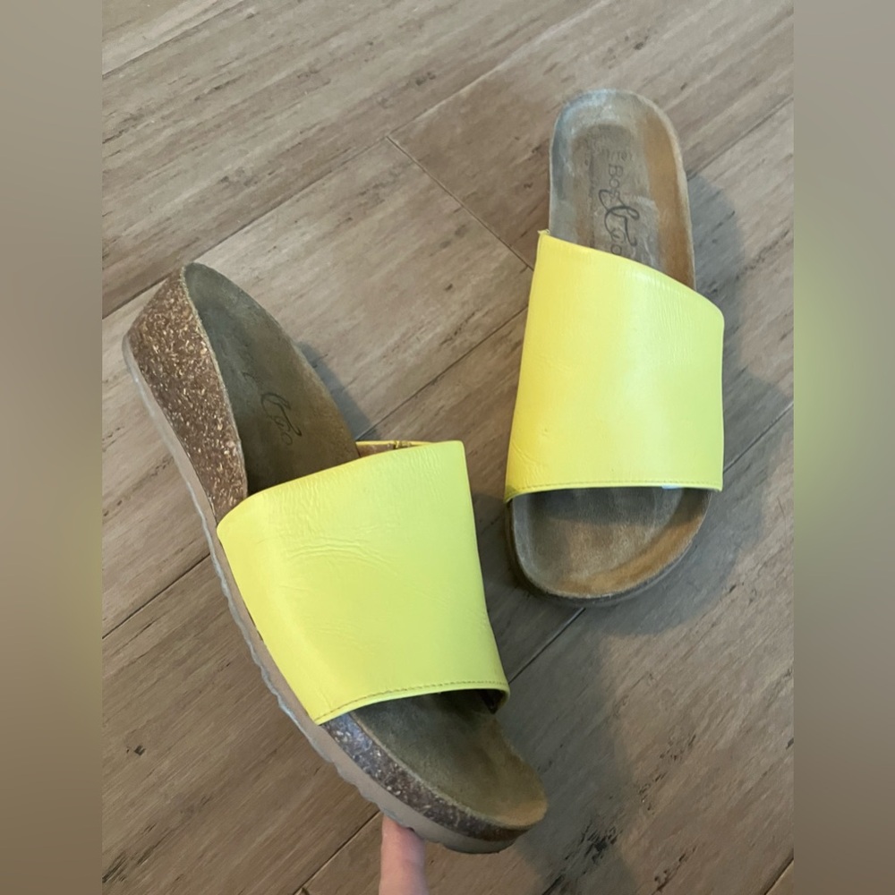 Bos & Co made in Italy leather yellow  slide shoes. Size 10 new $170